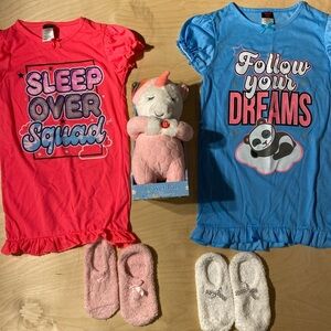 Girl’s Pajama Bundle with Plush size 8 (HU)